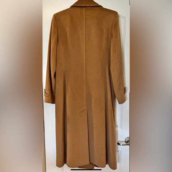 Selling for my mother who no longer has the need for a trench coat! - Picture 2 of 2
